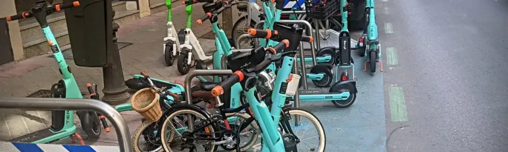 Los patinetes eléctricos en Madrid y su mal aparcamiento